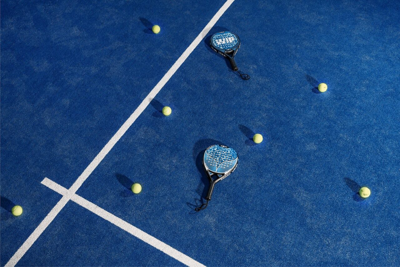 Padel teren sa plavom podlogom